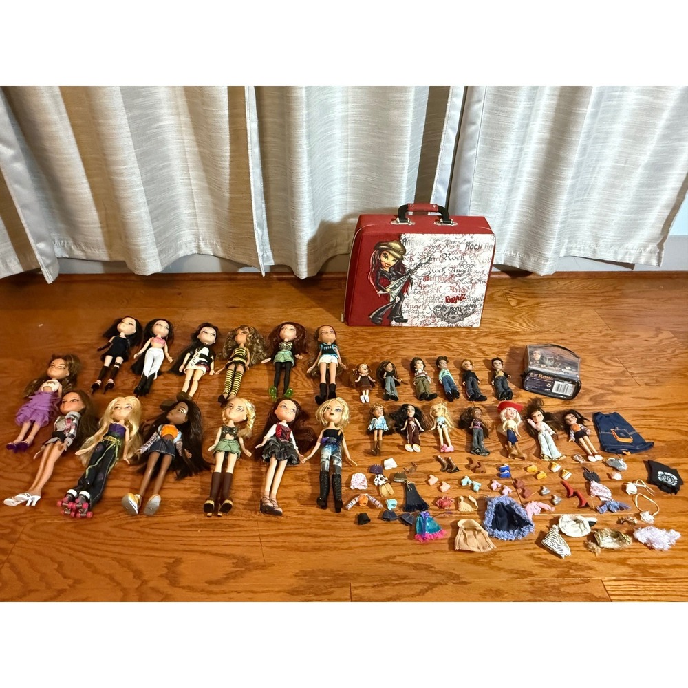 Huge BRATZ Lot - 13 Bratz, 13 Mini Bratz, 1 Carrying Case, 20+ Accessories 2001
